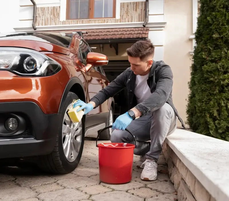 Lavage auto à domicile Fargues-sur-Ourbise : professionnel intervenant sur un véhicule